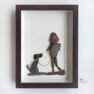 Cuadro de decoración con piedras guijarros madera de deriva cristales del mar hecho a mano en Barcelona best friend chica con su mejor amigo perro fiel UdanasArt