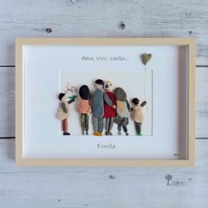 Cuadro de decoración con piedras personalizados hecho a mano en Barcelona con piedras ama, vive y sueña familia UdanasArt