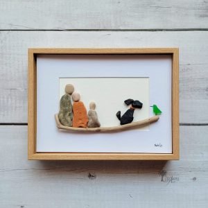 Familia y pajarito es un cuadro de decoración hecho a mano en Barcelona con guijarros madera de deriva cristal de mar UdanasArt