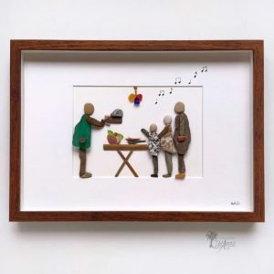 Cuadro de decoración con piedras hecho a mano en Barcelona piedras guijarros maderas de deriva cristales del mar Familia Chicas a la mesa hoy cocina papá UdanasArt