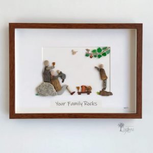 Cuadro con piedras de decoración hecho a mano en Barcelona con gujiarros piedras madera de deriva cristales del mar Familia Your family rocks, celebrating life UdanasArt