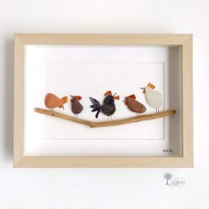Cuadro de decoración con piedras personalizados hecho a mano en Barcelona con piedras guijarros cristales del mar madera de deriva El gallo y sus gallinas The chicken party UdanasArt