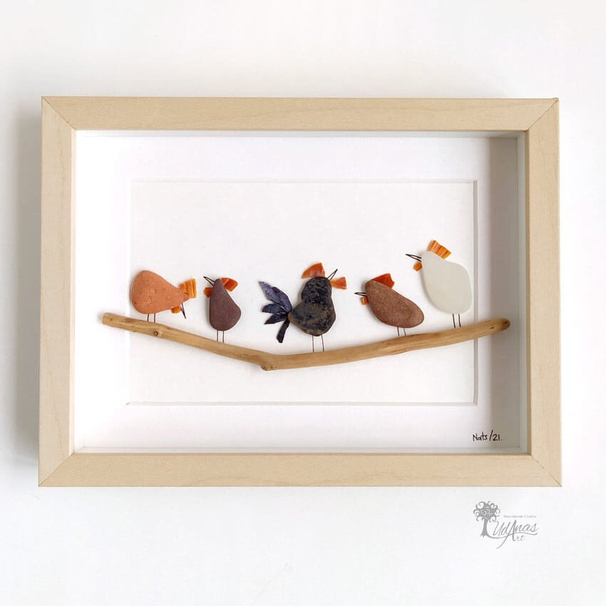 Cuadro de decoración con piedras personalizados hecho a mano en Barcelona con piedras guijarros cristales del mar madera de deriva El gallo y sus gallinas The chicken party UdanasArt