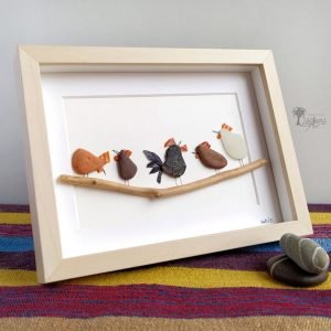 Cuadro de decoración con piedras personalizados hecho a mano en Barcelona con piedras guijarros cristales del mar madera de deriva El gallo y sus gallinas The chicken party UdanasArt