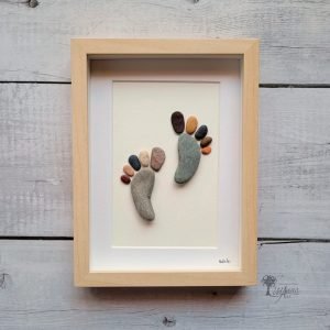 Cuadro con piedras huellas bonitas decoración para el hogar hecho a mano con guijarros regalo personalizado para bebé recién nacido UdanasArt