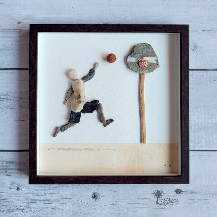 Cuadro con piedras de decoración con piedras personalizados hecho a mano en Barcelona con piedras guijarros Jugador de baloncesto UdanasArt