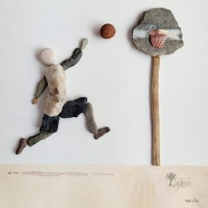 Cuadro con piedras de decoración con piedras personalizados hecho a mano en Barcelona con piedras guijarros Jugador de baloncesto UdanasArt