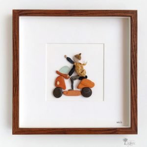 Cuadro con piedras motorizado decoración hecha a mano en Barcelona con piedras guijarros ladrillos y cristales del mar moto vespa roja UdanasArt