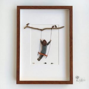 Decoración para el hogar Cuadro con piedras hecho a mano en Barcelona con guijarros piedras madera de deriva niña el columpio y pajaritos UdanasArt