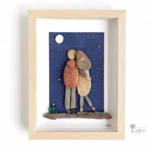 Cuadro con piedras Love is in the air decoración para el hogar con piedras hecho a mano en Barcelona con guijarros piedras madera de deriva pareja de enamorados mirando la luna UdanasArt