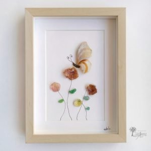 Cuadro de decoración hecho a mano en Barcelona con Conchas marinas cristales del mar Mariposa en primavera UdanasArts primavera