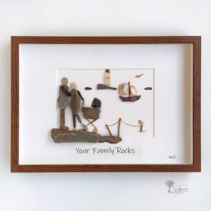 Cuadro de decoración con piedras hecho a mano en Barcelona piedras guijarros madera de deriva conchas marinas familia pareja con su bebé frente al mar Your family rocks UdanasArt