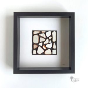 Cuadro con piedras Alpheratz decoración para hogar u oficina hecho a mano en Barcelona con azulejos del mar Mosaico Abstracto Serie colores Andrómeda Reciclaje creativo UdanasArt