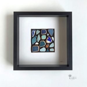 Cuadro con piedras Ross decoración para hogar u oficina hecho a mano en Barcelona con azulejos del mar Mosaico Abstracto Serie colores Andrómeda Reciclaje creativo UdanasArt