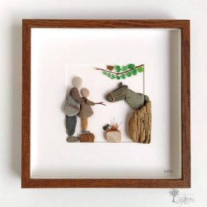 Cuadro de decoración con piedras hecho a mano en Barcelona piedras guijarros madera de deriva cristales del mar Tardes con el abuelo y su nieta UdanasArt