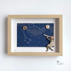 Cuadro con piedras mirando al infinito y más allá decoración con piedras hecho a mano en Barcelona con guijarros conchas marinas regalo ideal para amantes de la astrología UdanasArt