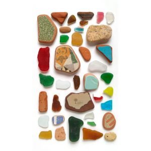 Fotografía hecha en Barcelona Mosaico de colores hecha con azulejos ladrillos y cristales del mar de diferentes colores UdanasArt