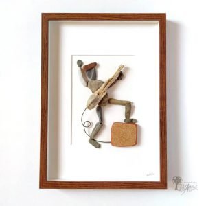 Cuadro de decoración personalizado hecho a mano con guijarros piedras madera de deriva músico el bajista UdanasArt