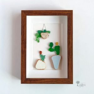 Cuadro con piedras Cactus para decoración del hogar hecho a mano en Barcelona con piedras azulejos y cristales del mar Pieza única UdanasArt