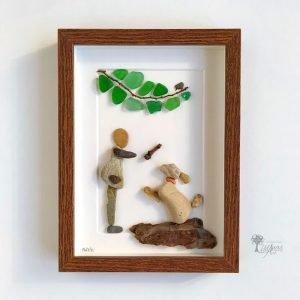 Cuadro de decoración con piedras hecho a mano en Barcelona piedras guijarros madera de deriva cristales del mar chica jugando con Tambo su perro marrón UdanasArt