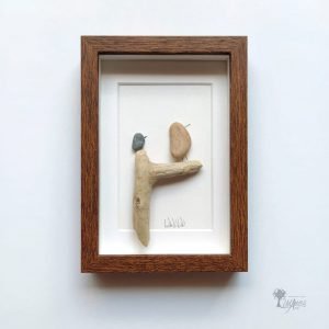 Cuadro de decoración con piedras hecho a mano en Barcelona Dos pajaritos mirando en la misma dirección sobre una rama UdanasArt