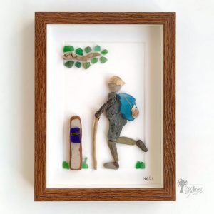 Cuadro con piedras el peregrino decoración para el hogar con piedras guijarros madera de deriva cristales del mar hecho a mano en Barcelona recuerdo del Camino de Santiago UdanasArt