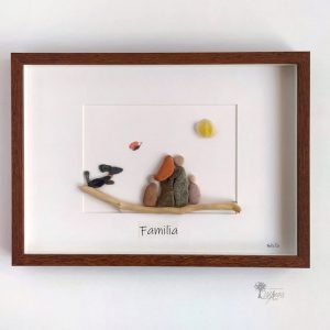 Cuadro de decoración con piedras hecho a mano en Barcelona Piedras guijarros madera de deriva familia con perro salchicha UdanasArt