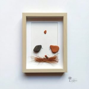 Cuadro de decoración hecho a mano con guijarros madera de deriva pajaritos esperando a nacer los huevos UdanasArt