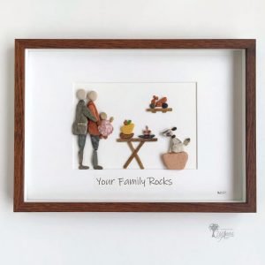 Cuadro de decoración con piedras guijarros madera de deriva cristales del mar hecho a mano en Barcelona Familia Your family rocks moto