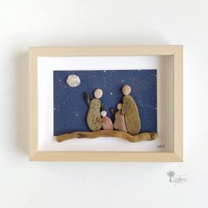 Cuadro de decoración con piedras hecho a mano guijarros madera de deriva conchas marinas Familia Mirando la luna UdanasArt