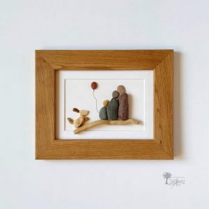 cuadro de decoración con piedras hecho a mano en barcelona con guijarros maderas de deriva family love UdanasArt