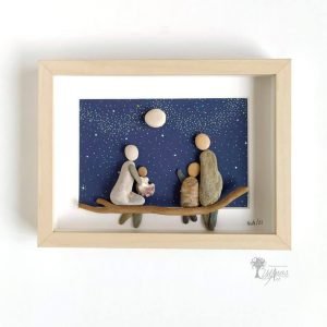 Cuadro de decoración personalizado hecho a mano en barcelona piedras guijarros madera de deriva Familia mirando al cielo estrellado ¿Qué cara tiene la luna? pieza única UdanasArt