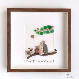 Cuadro de decoración para el hogar personalizado hecho a mano en Barcelona piedras guijarros cristales del mar madera de deriva Our family rocks forever familia unida para siempre UdanasArt