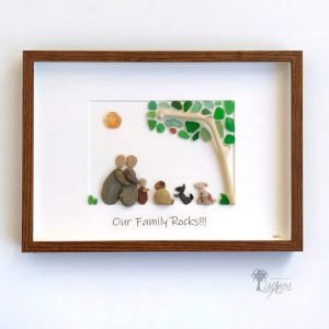 Cuadro de decoración hecho a mano con piedras guijarros madera de deriva cristales del mar Our family rocks familia con mascotas UdanasArt