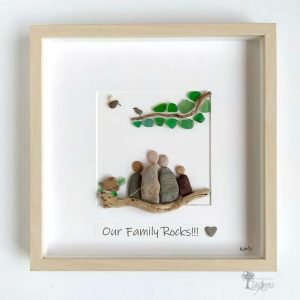 Cuadro de decoración personalizado hecho a mano en Barcelona piedras guijarros madera de deriva cristales del mar familia con tortuga Our family rocks with tortu UdanasArt
