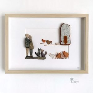 Cuadro de decoración con piedras guijarros madera de deriva hecho a mano en Barcelona Pareja en su granja con gatos y gallinas Home sweet home