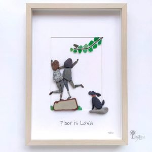 Cuadro de decoración con piedras guijarros madera de deriva cristales del mar hecho a mano en Barcelona Hermanas con perro negroFloor is lava