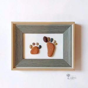 cuadro de decoración, personalizado con piedras hecho a mano en Barcelona con ladrillos del mar y guijarros nuestro primer paso adopción de mascotas UdanasArt