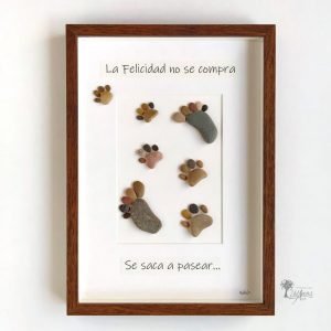 Cuadro de decoración personalizado hecho a mano en Barcelona guijarros La felicidad no se compra, se saca a pasear Adopta, no compres perros Pieza única, UdanasArt