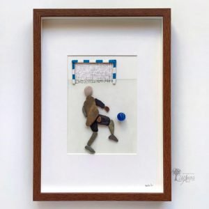 Cuadro de decoración deportiva hecho a mano en Barcelona con piedras guijarros maderas de deriva Jugador de futbol sala Pieza única UdanasArt
