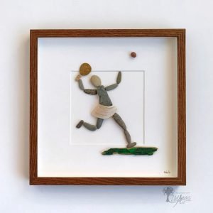 Cuadro de decoración hecho a mano en Barcelona con materiales recogidos del suelo piedras guijarros madera de deriva conchas marinas Jugadora de Pádel pieza única regalo original UdanasArt