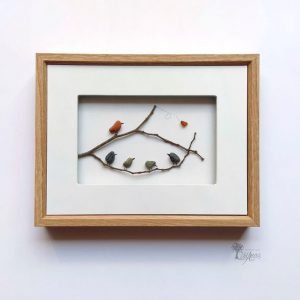 Cuadro de decoración con piedras hecho a mano en Barcelona pajaritos sobre rama de árbol Llega el invierno UdanasArt