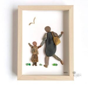 Cuadro de decoración hecho a mano con materiales recogidos del suelo en playas de Barcelona piedras guijarros cristales del mar Madre e hija caminando pieza única UdanasArt