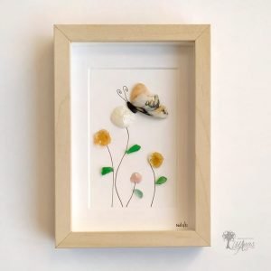 Cuadro Primavera decoración para el hogar hecho a mano en Barcelona con conchas marinas cristales del mar Mariposa pieza única UdanasArt