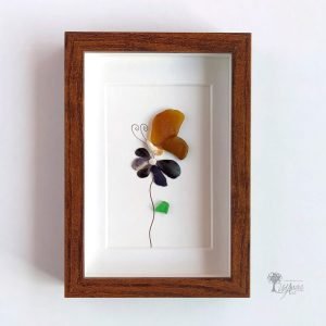 Cuadro de decoración del hogar hecho a mano con materiales recogidos del suelo en playas de Barcelona conchas marinas cristales del mar Mariposa de mar UdanasArt