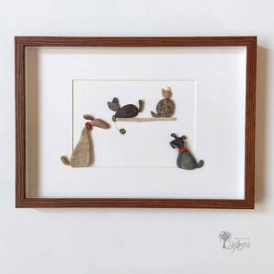 Cuadro de decoración personalizado con piedras hecho a mano en Barcelona, con guijarros maderas de deriva Pandilla cuatro patas Perros y gatos UdanasArt