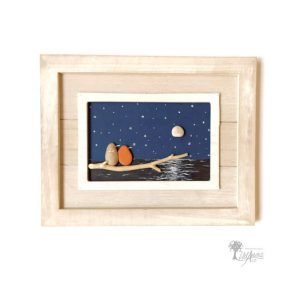 cuadro de decoración personalizado hecho a mano en Barcelona con piedras guijarros si todo fuera mar pajaritos viendo el reflejo de la luna sobre el mar noche estrellada UdanasArt