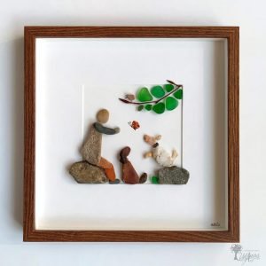 Cuadro de decoración con piedras hecho a mano en Barcelona guijarros cristales del mar Chica jugando con sus perros en la naturaleza pasando buenos momentos UdanasArt Pieza única