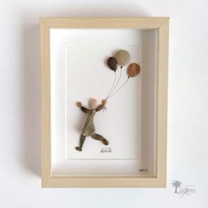 Decoración infantil Cuadro con piedras Alegría hecho a mano en Barcelona con guijarros piedras niña jugando con globos UdanasArt