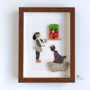 Cuadro de decoración infantil hecho a mano en Barcelona con piedras guijarros conchas marinas niña Pintando el gato de Picasso con Kitty UdanasArt Pieza única